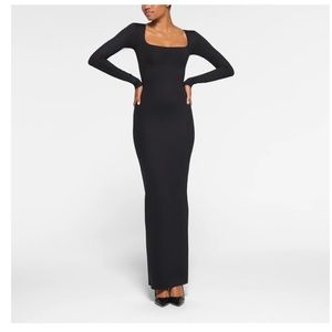 NEW skims SOFT LOUNGE LONG SLEEVE DRESS
In black size L
